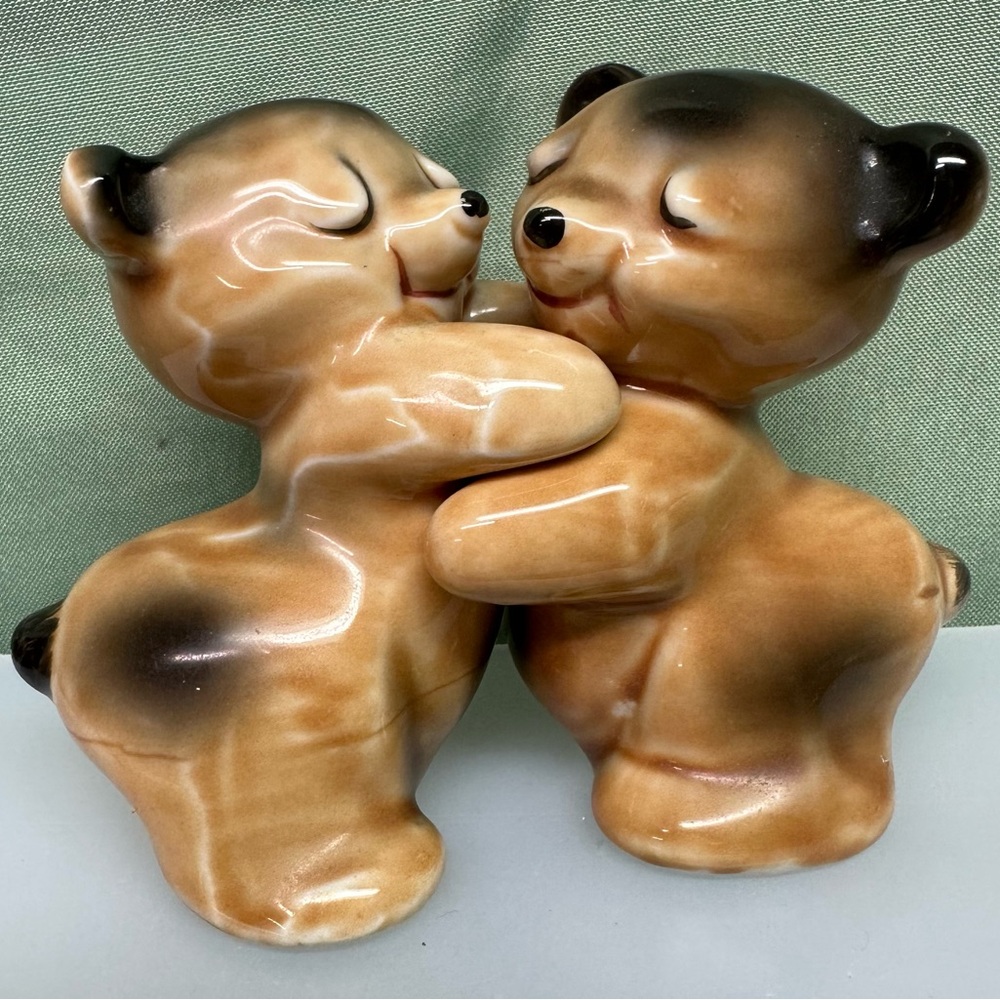 VTG Van Tellingen Brown Bear Hugging Salt And Pepper‎ Shaker Set